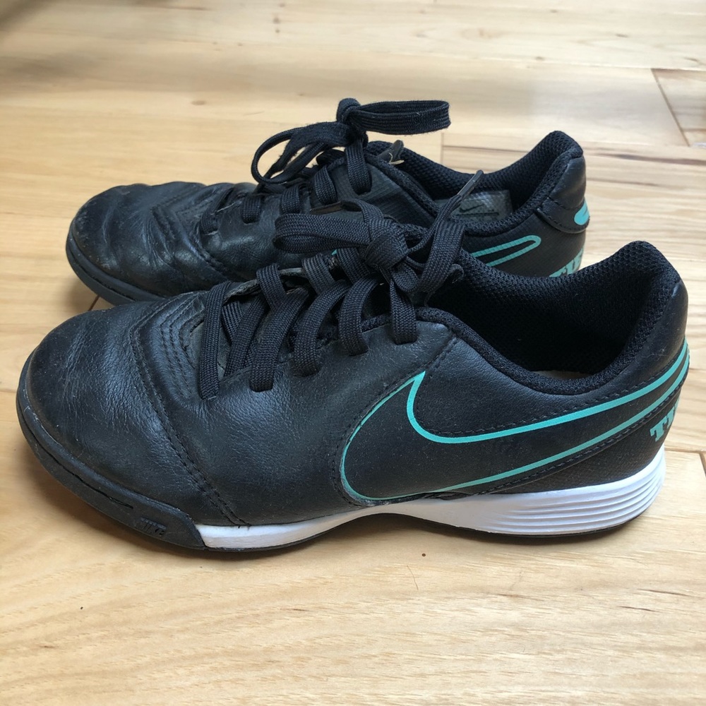 Nike Kids Size 13 Indoor Soccer Sneaker Shoes